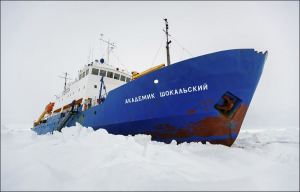 antarctica-icebound-ship-1