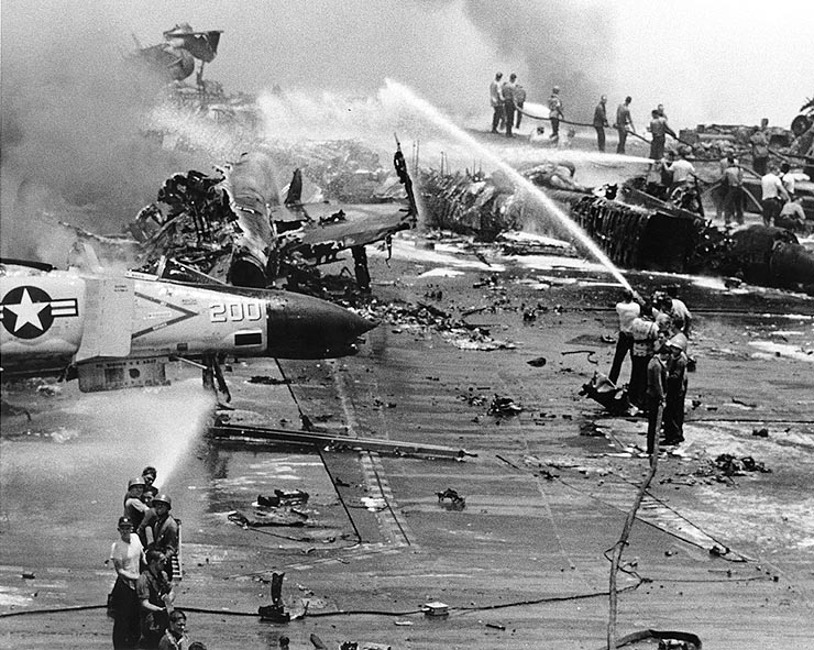 USS_Forrestal_explosion_29_July_1967