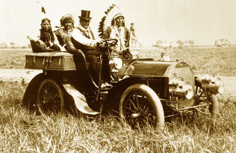 Geronimo_in_a_1905_Locomobile_Model_C