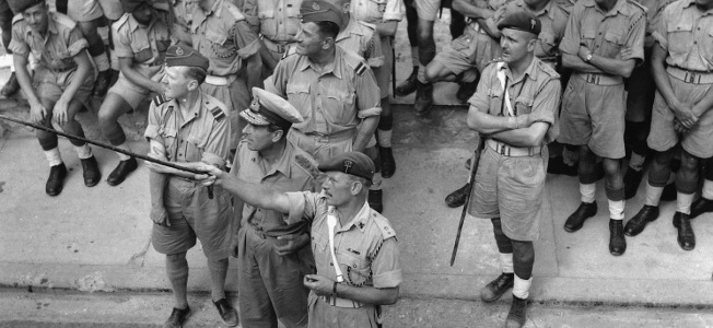 Jack-Churchill-Speaks-During-a-Landing-Exercise