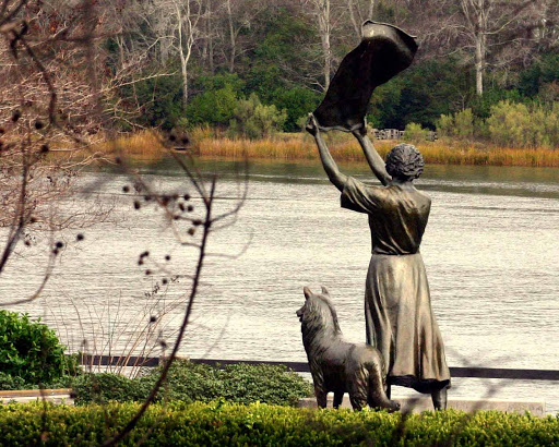 The Waving Girl Statue