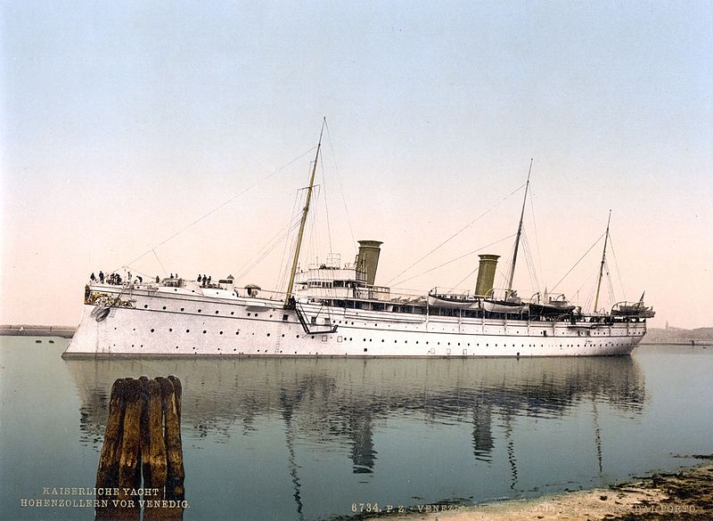 Hohenzollern,_leaving_the_harbor,_Venice,_Italy-LCCN2001701060