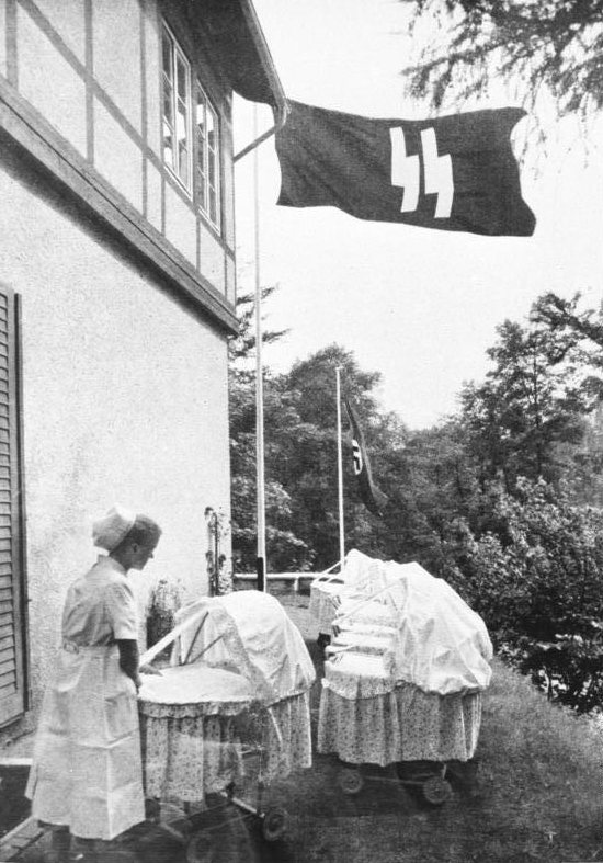 Bundesarchiv_Bild_146-1973-010-11,_Schwester_in_einem_Lebensbornheim
