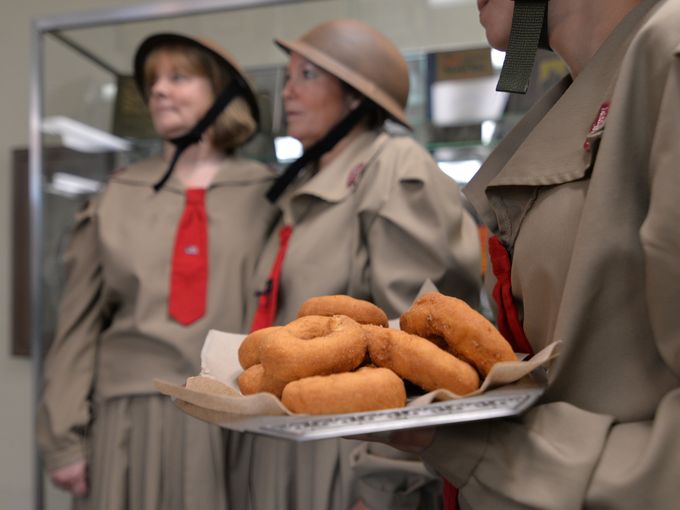 636320189957957314-20flvp-donut-girls