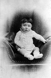 170px-Bundesarchiv_Bild_183-1989-0322-506,_Adolf_Hitler,_Kinderbild_retouched