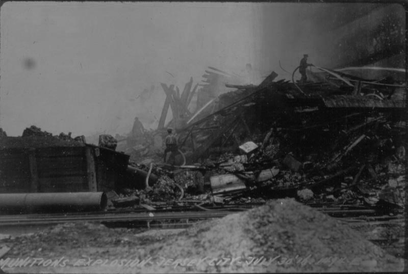 Black_Tom_explosion_-_firefighters_-_1916