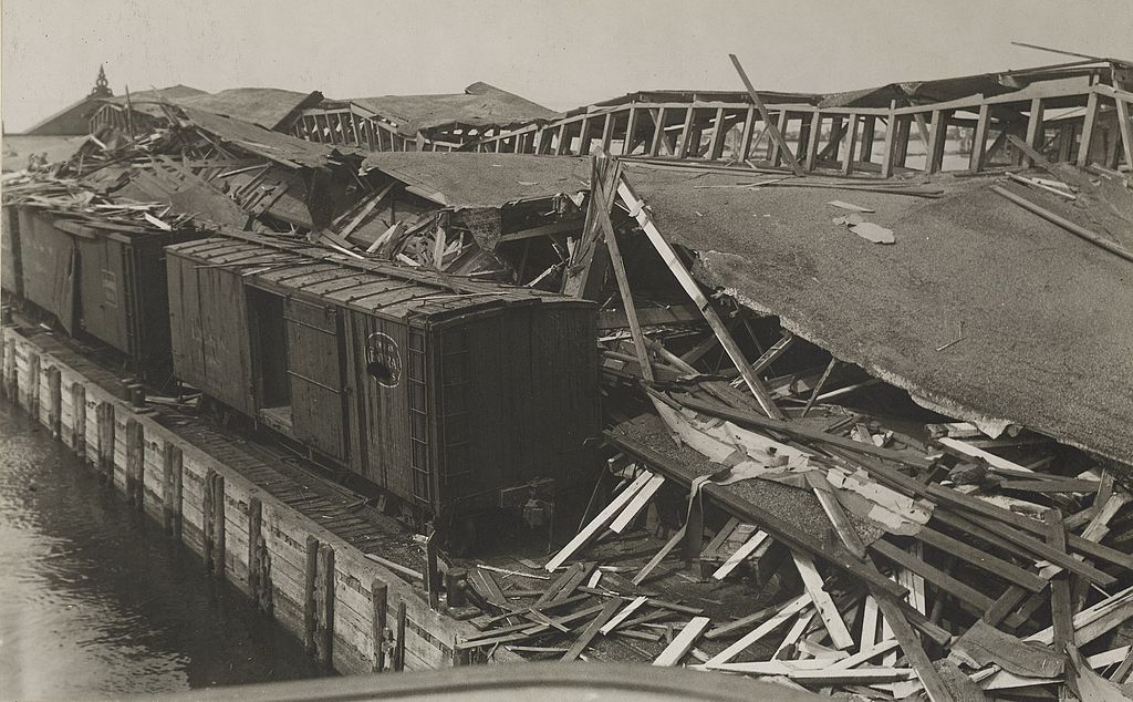 View_of_the_debris_of_the_Lehigh_Valley_pier_after_Black_Tom_explosion_(cropped)
