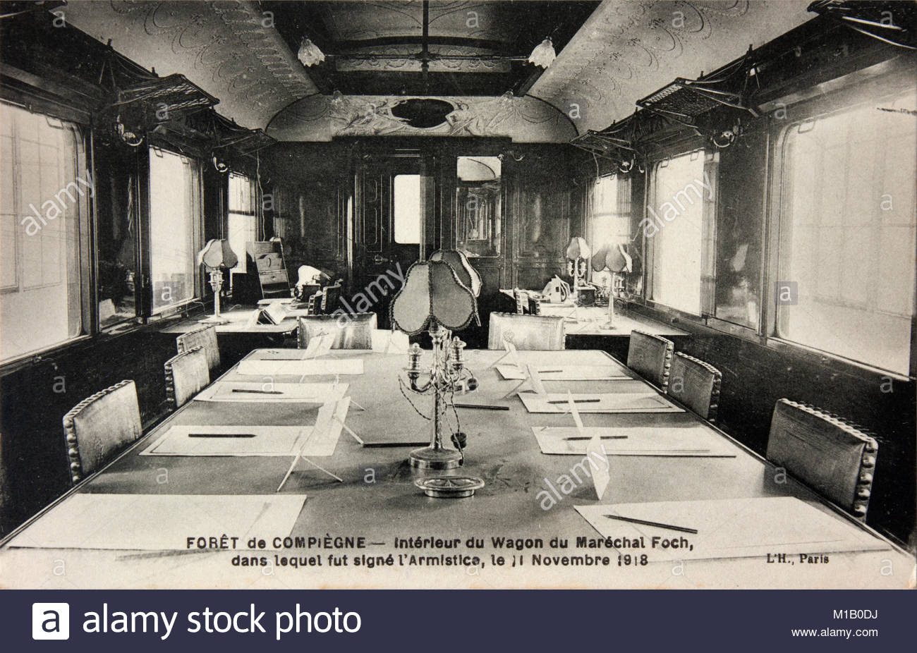 original-french-postcard-showing-the-wagon-in-which-the-ww1-armistice-M1B0DJ