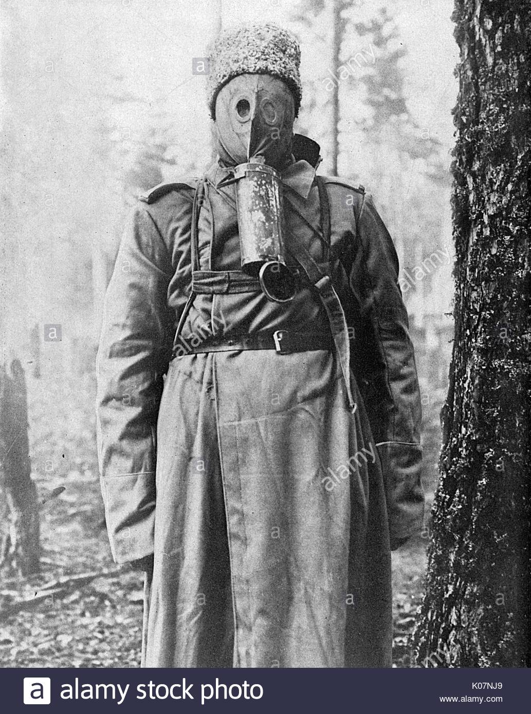 russian-soldier-in-a-rubber-gas-mask-on-the-eastern-front-russia-during-K07NJ9