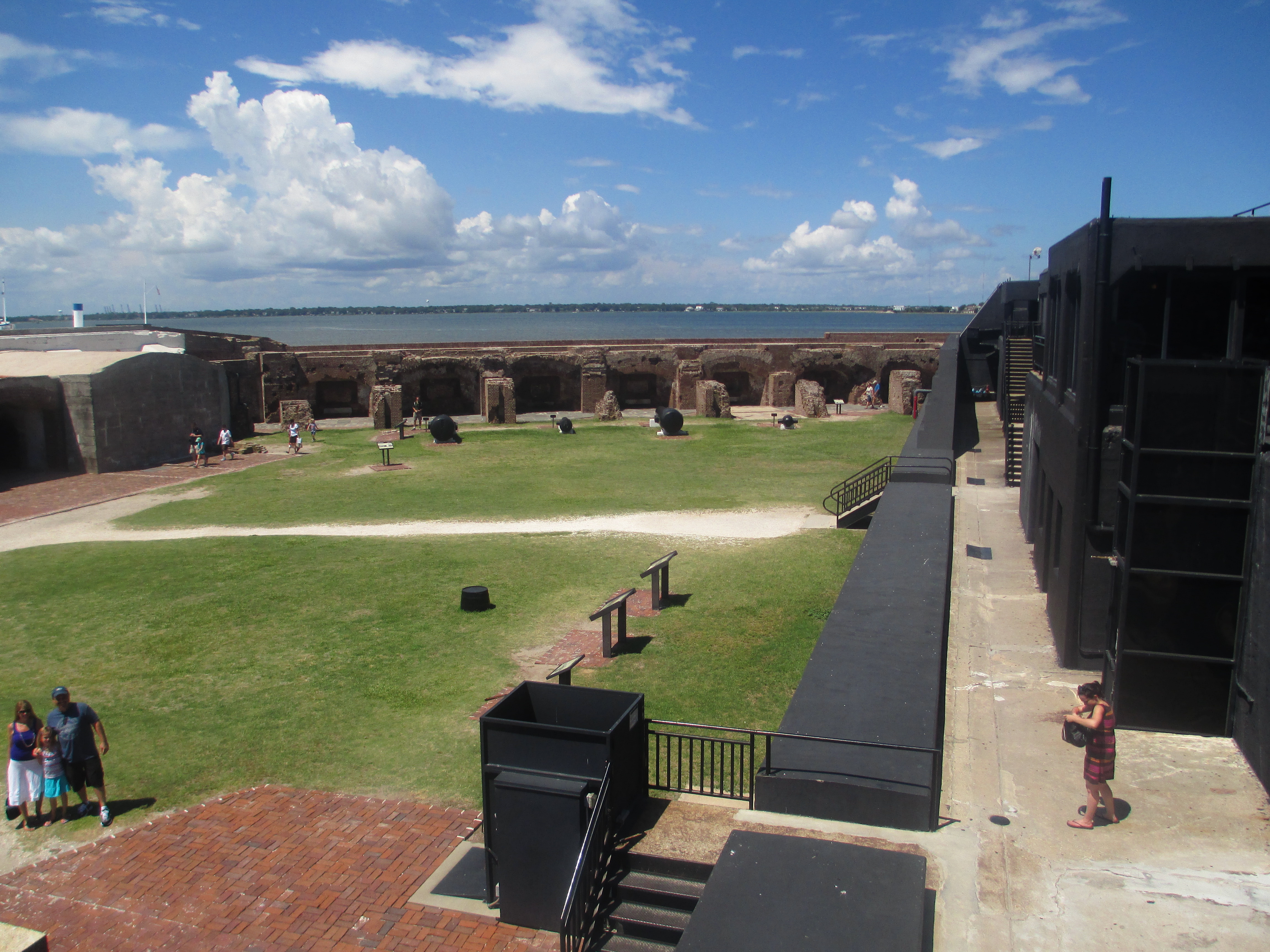 Overview_of_interior_of_Fort_Sumter_IMG_4543.JPG