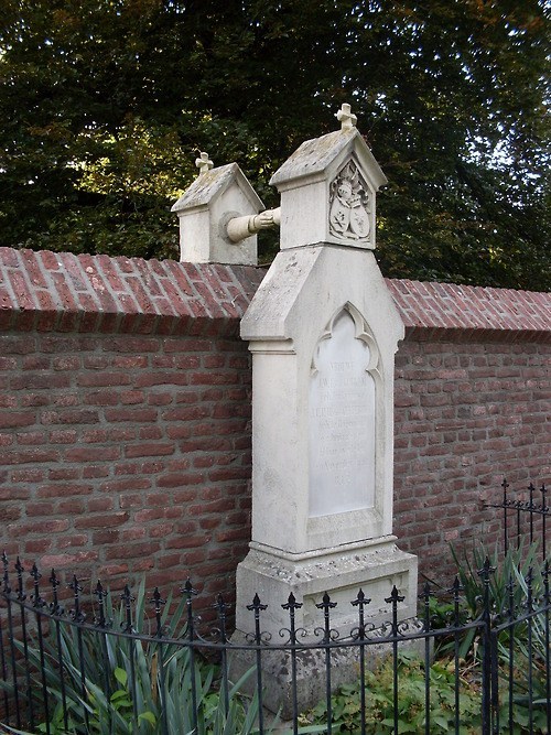 Oud-Kerkhof-graves-with-hands2.jpg