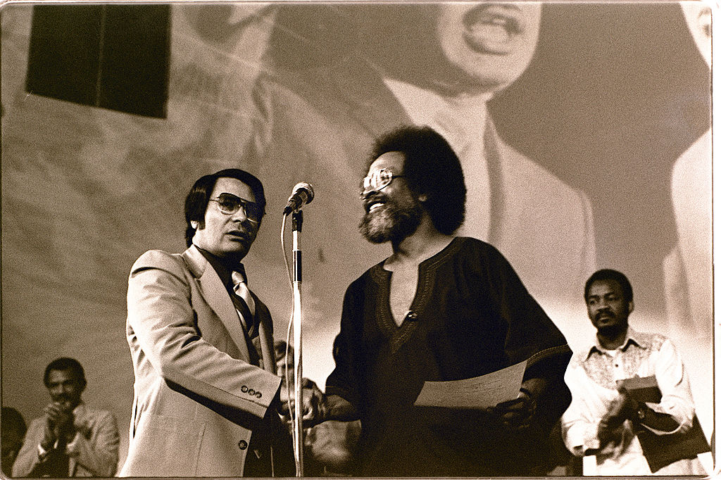 Jim_Jones_shakes_hands_with_Cecil_Williams_-_January_1977