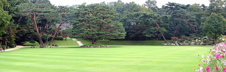 780px-Korea-Seoul-Blue_House_(Cheongwadae)_garden_0681&2&3-07