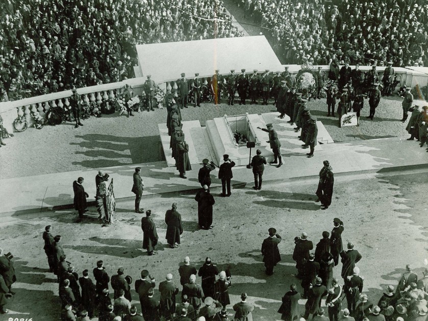 burial_of_the_unknown_soldier_at_his_tomb_at_arlington_national_cemetary
